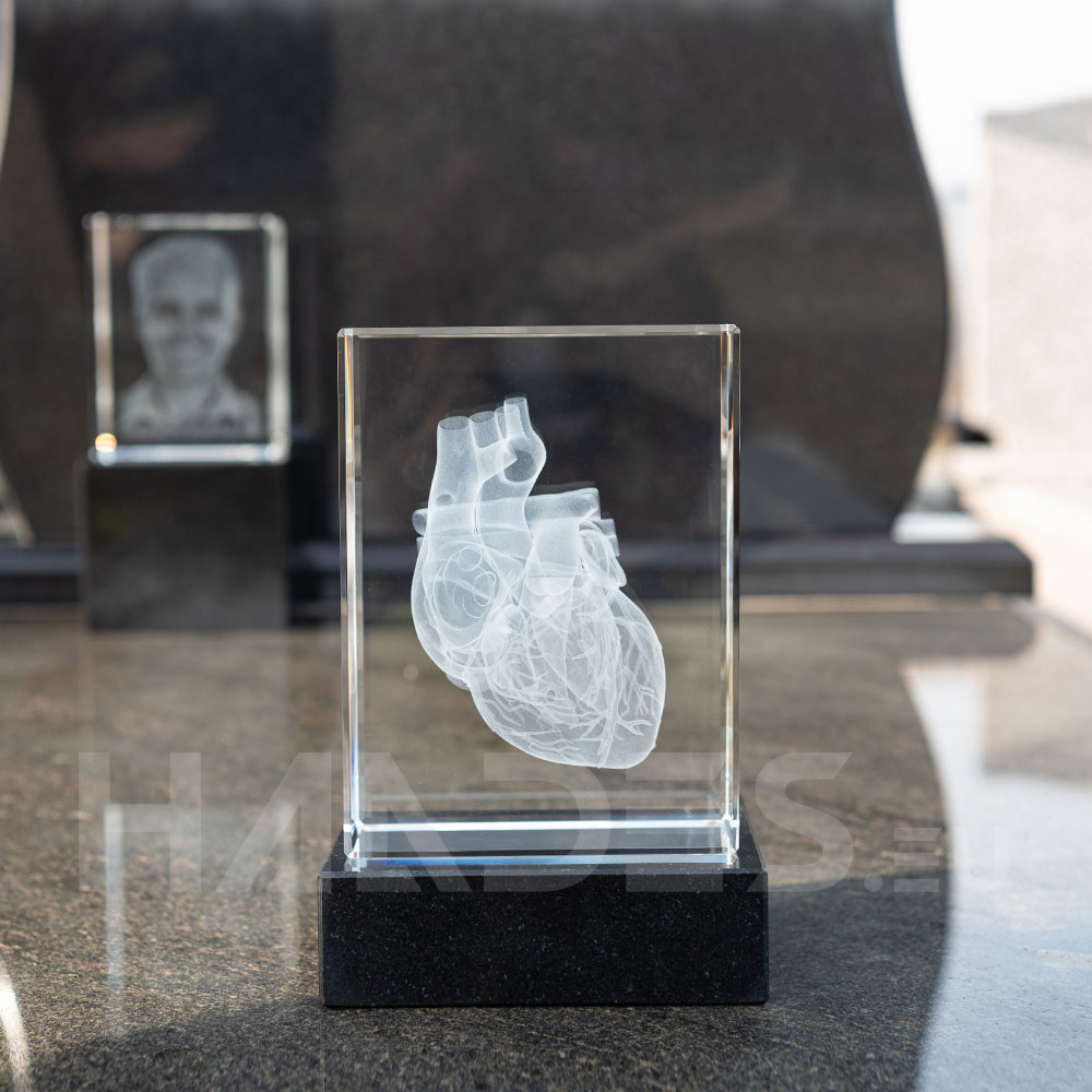 Zdjęcia nagrobkowe 3D w krysztale – jak montujemy?